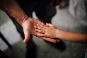 Ustalenie ojcostwa w sądzie – co należy zrobić?